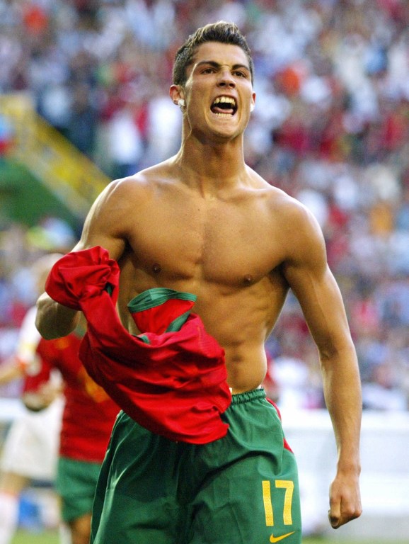 EURO 2004. Ronaldo khi mới 19 tuổi đã có thân hình rắn rỏi của một người đàn ông trưởng thành.
